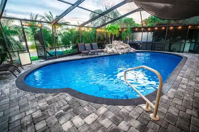 Image de Accueil Waterfront Pool avec Trois Lits King Piscine chauffée gratuite, bain à remous pour 10 personnes *