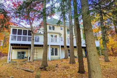 Image de Le «chalet jaune» - Un chalet moderne et rustique de Muskoka sur un rivage de 300 pieds