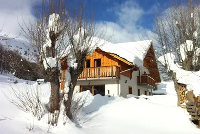 Image de superbe chalet de montagne, endroit calme  non loin des commodités.