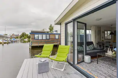 Image de Bright and Comfortable Houseboat