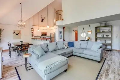 Image de Chalet Falaises Mj - À quelques pas du village! Ski In / Out!