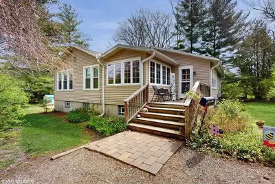 Image de Lakeside, Mi - chalet nouvellement classé avec accès à la plage! RÉSERVEZ Votre Escapade D'Automne