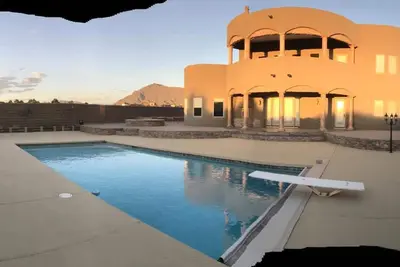 Image de Luxueuse maison personnalisée nichée au pied des monts Sandia. Vues Incroyables! !