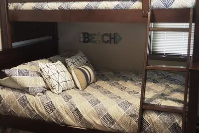 Image de Cottage mignon et confortable à distance de marche du lac Mitchell