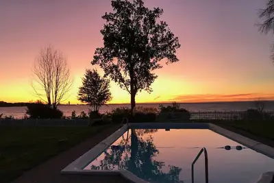 Image de Waterfront Large Estate Accueil w une plage de sable et piscine - vues spectaculaires