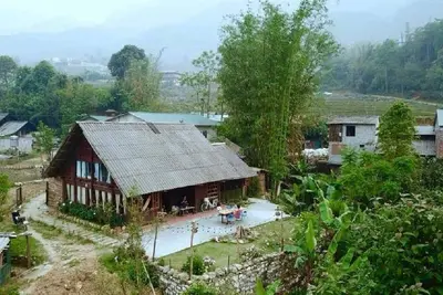 Image de Maison indépendante - Chambre double mansardée avec vue sur la montagne dans une maison rustique en bois