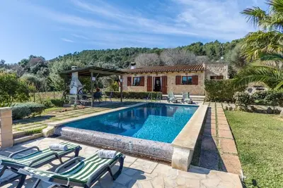 Finca confortable de 2 chambres à coucher avec piscine privée dans une zone boisée de pins offrant un accès facile à Pollensa et Alcudia