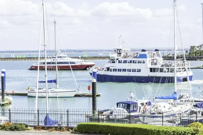 Image de Cowes 2 chambres 2 salles de bains avec vue sur la marina, bonnes critiques et tarifs