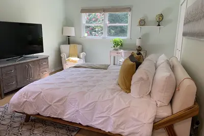 Image de Petit appartement moderne, superbe maison loin de chez soi