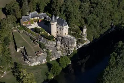 Image de Château perché à 25m au-dessus de la rivière, piscine & parc, option cuisinière