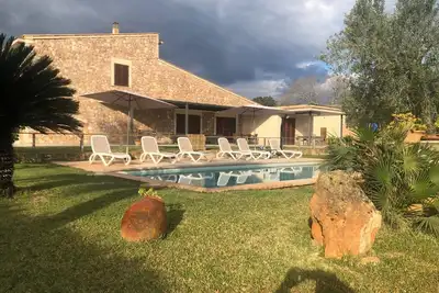 Image de Maison moderne avec grande piscine