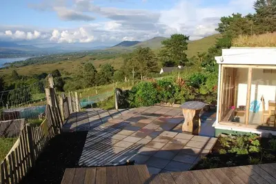 Image de Bijou Beara, propriété de style appartement simple mais complète avec vue imprenable.