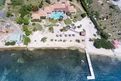 La Salamandre, Lagoon front villa with pool, airport pickup & concierge service