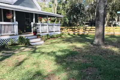 Image de Cette maison mignonne et pétillante vous attend pour une expérience unique.