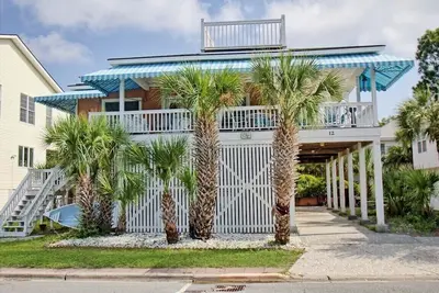 Image de Quatre maisons de la plage avec un porche enveloppant pour se détendre