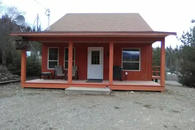 Image de Country Cabin dans le désert à l'entrée du Wells Grey Park