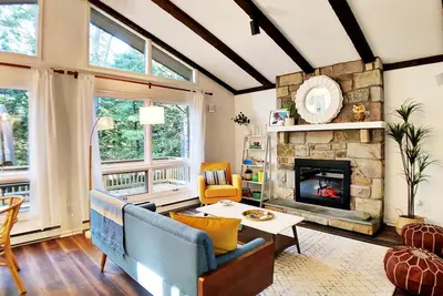 Image de Lake Naomi Poconos Hideaway ★ bain à remous + salle de jeux cabine mi-siècle ★ Golden Owl