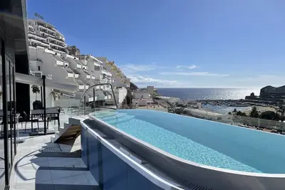 Appartement de luxe avec terrasse, piscine privée et vue