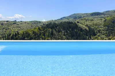 Image de Alba Luxury Home avec piscine privée et vue panoramique à proximité de la ville de Leucade