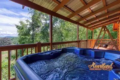 Image de Country Hideaway est une cabane en rondins de 2 chambres à coucher avec un loft près de Dollywood