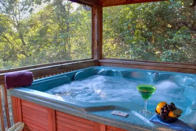 Image de Southern Comfort est la cabane en rondins parfaite pour deux couples