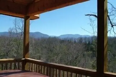 Image de Au-dessus des nuages se trouve une belle cabane en rondins offrant une belle vue sur les Smoky Mountains.