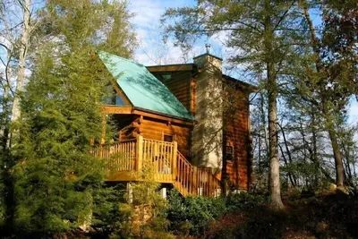 Image de Sticks and Stones est entouré d'une magnifique vue sur la montagne et d'une tranquillité boisée.