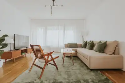 Appartement élégant et confortable avec vue à 180 ° sur la montagne et le lac :)