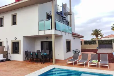 Image de Casa de Marina est une villa de luxe en bord de mer avec un toit, une piscine et bien plus encore!