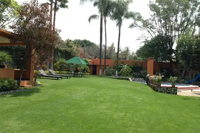 Image de Grand Jardin, Piscine Spotless Chaude Et Cour Tenis