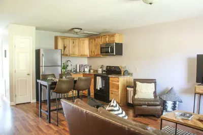 Image de * Ella’s Chalet * Est niché à Brevard Nc, également connu sous le nom de «Land of waterfalls»