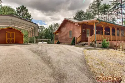 Image de Close Enough To Perfect \"est une belle cabine de 2 chambres à coucher près du centre-ville de Pigeon Forge