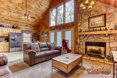 Image de Cabane en rondins de montagne luxueuse avec vue sur la montagne boisée