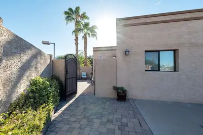 Image de Casita avec entrée privée et cour avec sur place et parking dans la rue