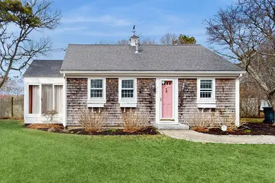 Image de Maison pittoresque de Chatham avec une belle cour arrière et une terrasse meublée �� plusieurs niveaux