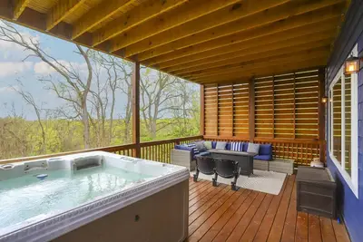 Image de Bna Blue - Karaoke Stage, Gym, 2 Decks, Hot Tub, 9 Beds - 4 Miles to Downtown!