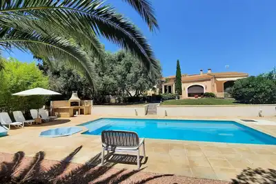 Image de Villa dans domaine sécurisé de 3400m2 avec piscine