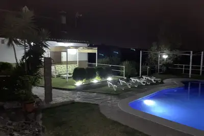 Image de Maison de campagne avec piscine.