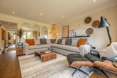 Image de Une maison moderne vraiment unique et unique, nichée entre deux propriétés d'époque, surplombant les Buttlands; la belle place verte feuillue au centre de Wells. Castle House est un vrai bijou - un hébergement confortable et élégant pour six personnes, .