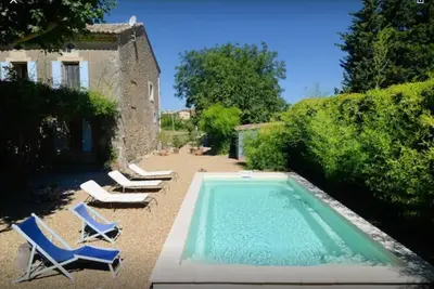 Image de Maison traditionnelle avec piscine, restaurée dans un style ancien, dans le Luberon, en Provence