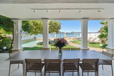 Image de Villa - Les Pieds Dans L'Eau - Plage La Bouillabaisse - St Tropez - 14 Personnes