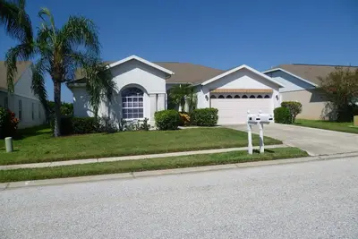 Image de Un emplacement parfait, maison au bord du lac, piscine privée chauffée, très proche des plages