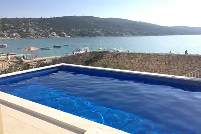 Image de Villa privée les pieds dans l'eau avec piscine privée, 25km de Split Airport