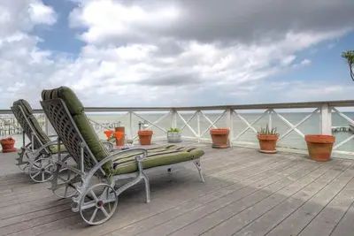 Image de La Petit Maison, est un chalet de deux étages au bord de l'eau près de Kemah, Tx