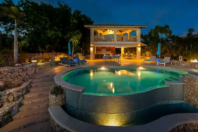 Image de Villa sophistiquée en bord de mer, évadez-vous au paradis! Accès à la plage, piscine à débordement