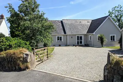 Image de Eh bien présenté 3 bedroomed bungalow lucarne avec parking, jardin et vue