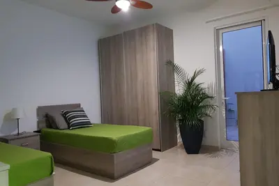 Image de 32 Maisonnette avec Wi-Fi gratuit, A / C, Tv