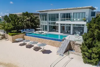 Image de Nouvelle maison privée en bord de mer: piscine à débordement, salle de sport, salle de presse et une aide domestique.