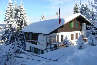 Image de Ensoleillé 3 Br FeWhng à 1500 mètres au dessus du niveau de la mer directement à la station de ski.