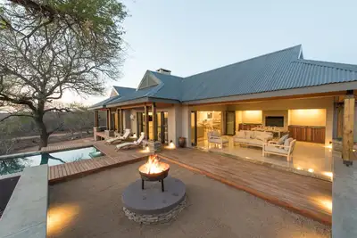 Image de Nkanyi House-maison écologique de luxe sur un domaine de la faune près du parc Kruger.